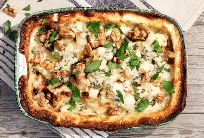 Rotsellerigratäng med ädelost och valnötter