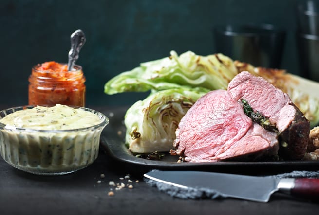 Saltinbakat lamm med smörstekt spetskål och tryffelbea