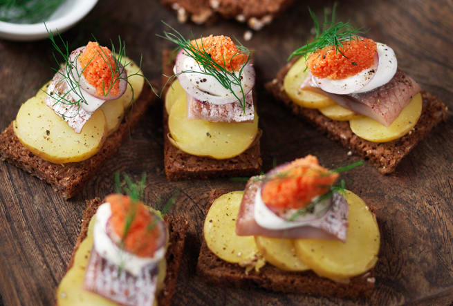 Smörrebröd med matjessill och stenbitsrom