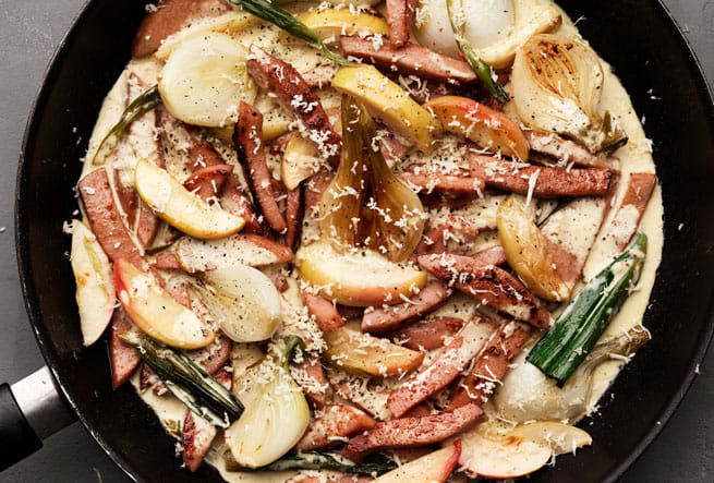 Snabb korvpanna med äpple och pepparrot