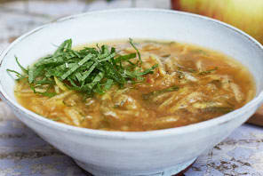 Sötsur äppelsås med mynta