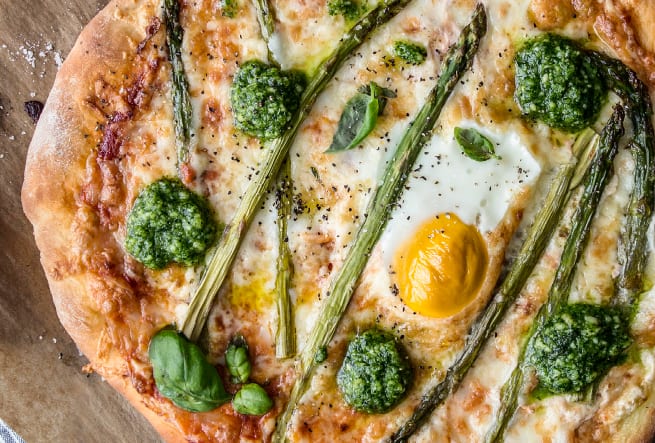 Sparrispizza med ägg & mandelpesto