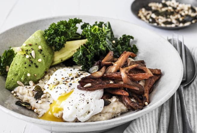 Steel cut oats med citronmarinerad grönkål, avokado, stekt svamp & pocherat ägg