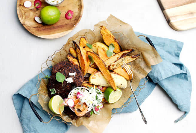 Svarta bönburgare med sötpotatisstrips och hemgjord dressing