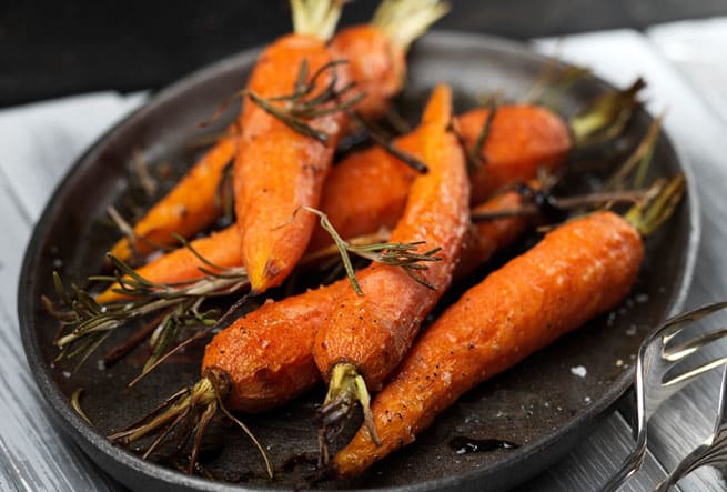 Ugnsrostad morot med honung och rosmarin