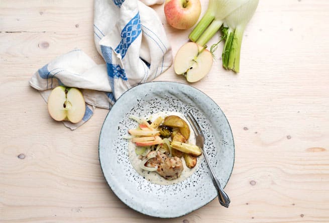 Ugnsstekt kycklinglårfilé med varm dragonsås och fänkålssallad