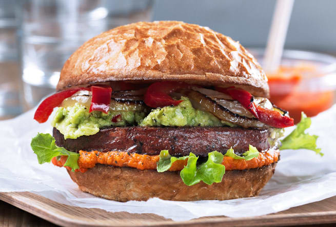 Veganburgare med avokado & paprikakräm