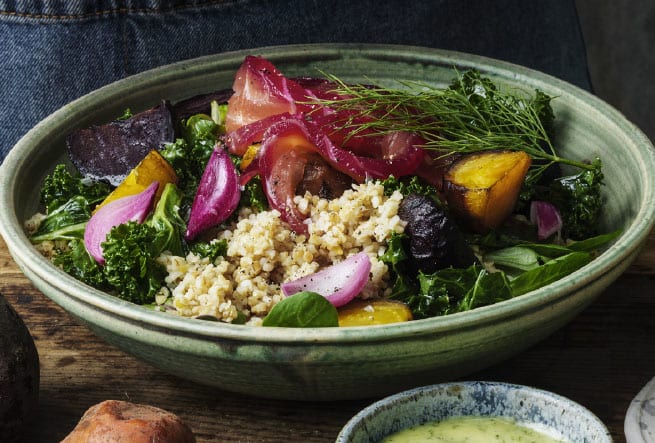 Vintersallad med gravad lax, rostade betor & dillmajonnäs