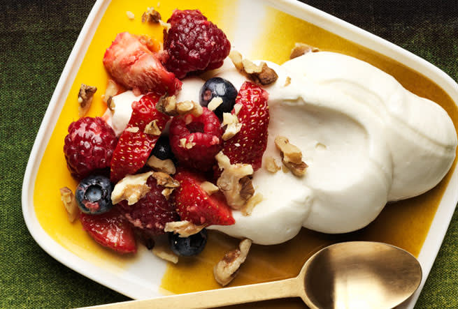 Vit chokladkräm med ingefärsmarinerade bär