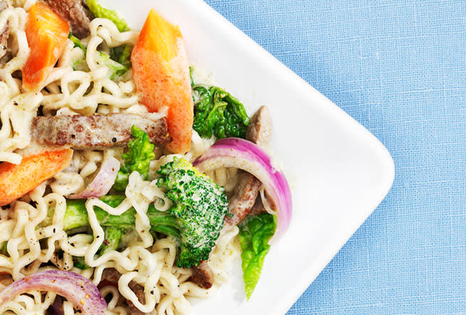 Wok med nudlar, lövbiff och grön curry