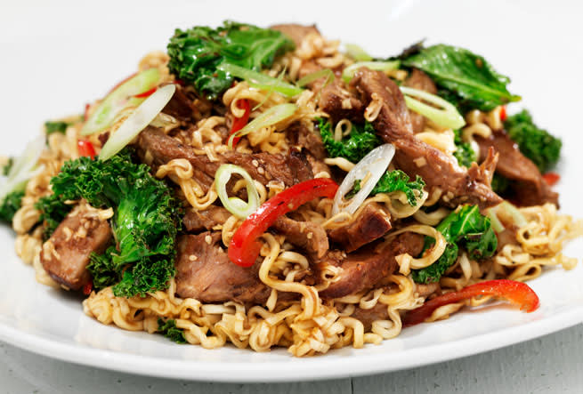 Wokade nudlar med biff och grönkål