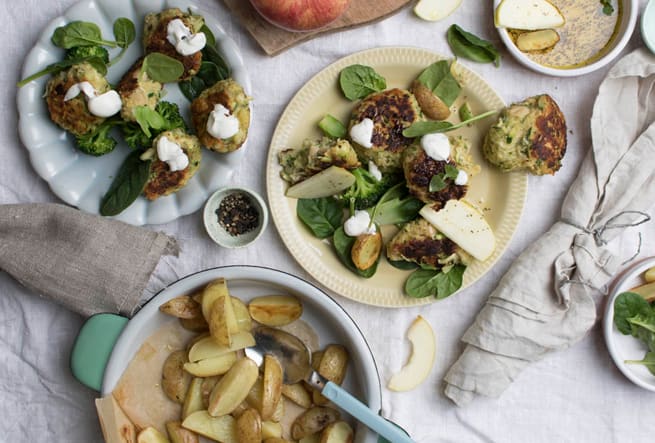 Zucchinibiffar med rostad potatis och äppelsallad