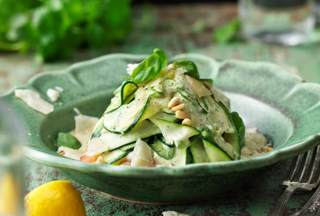 Gräddig zucchinipasta med färska örter