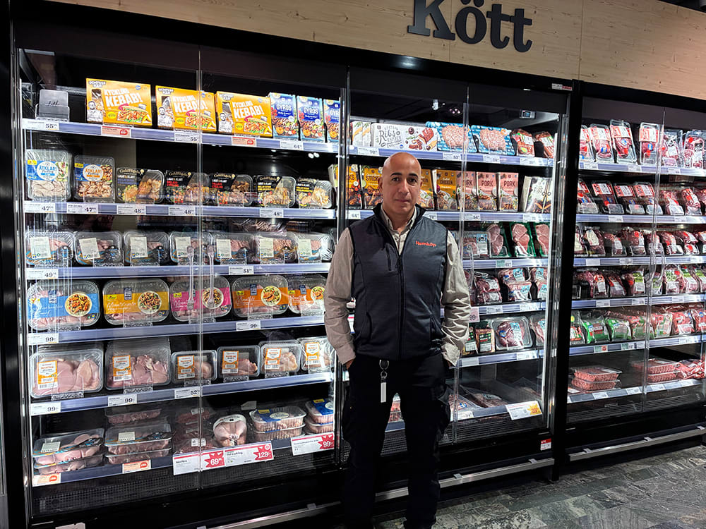 Butikschef Elias Mokdessi framför en nya moderna kylar i den nyrenoverade butiken Hemköp Gärdet.