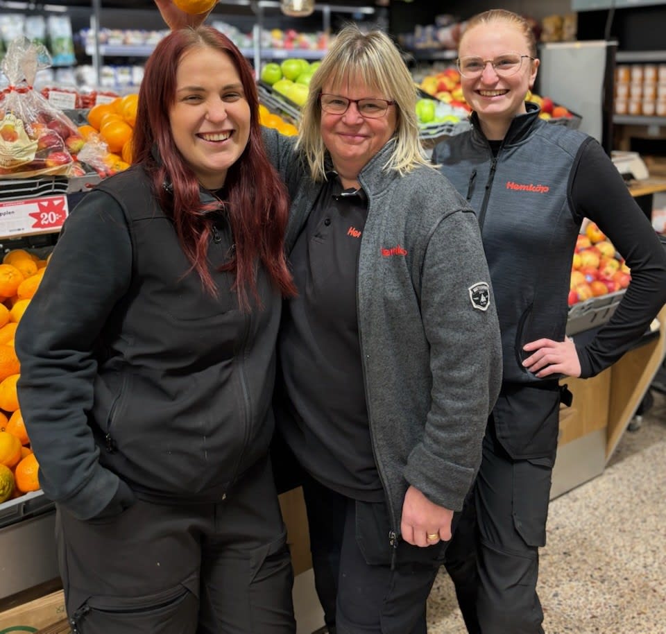 Handlaren Maria Karlsson tillsammans med döttrarna Sandra och Johanna framför frukt och grönt-adveldningen i butiken Hemköp Veddige.