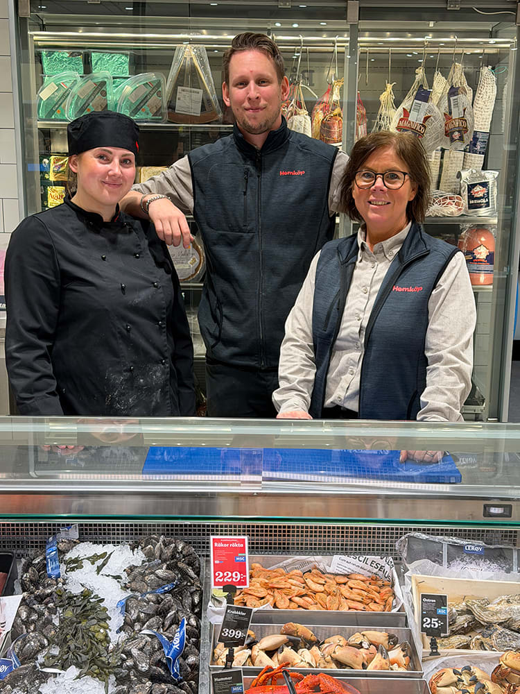 Handlaren Eva Lena Nilsson med kollegor bakom fiskdisken i Hemköp Storgatan Linköping.