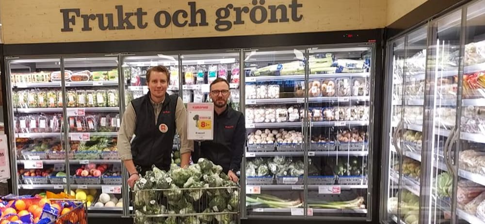Butikschef Oscar Zandén framför nya kylar i frukt- och grönt-avdelningen i Hemköp Jönköping City.