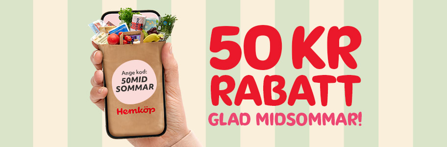 En hand håller upp en mobiltelefon med en papperskasse från Hemköp fylld med matvaror på displayen. På påsen syns en rosa bubbla med texten "Ange kod: 50MIDSOMMAR". Till höger står en grafisk text med "50 kr rabatt. Glad midaommar!"