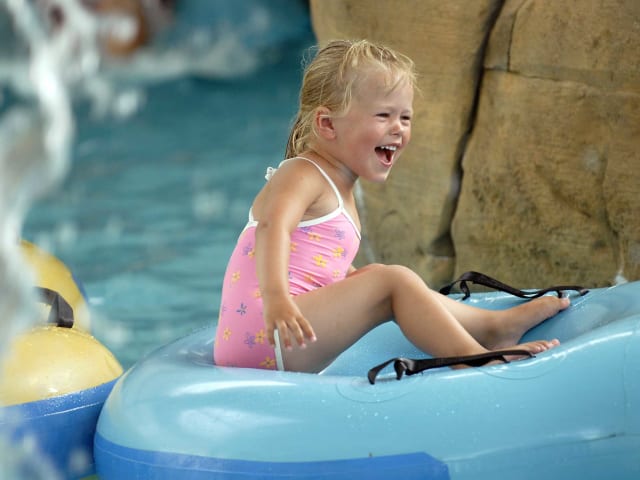 Glad pige i svømmehallen