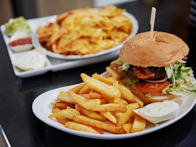 Burger und Pommes