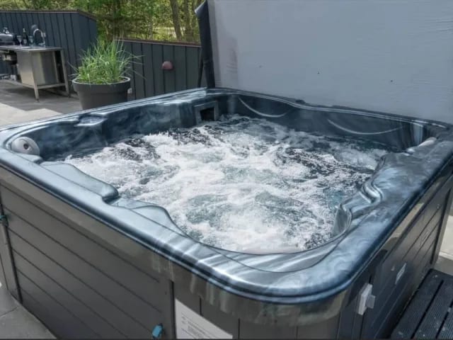 Udendørs spa med boblende vand
