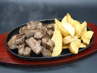 黒毛和牛ぶつ切りステーキと山盛り塩ポテト