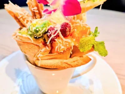彩りフルーツとココナッツの南国パフェ