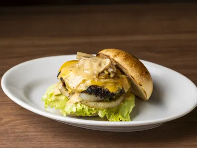 伊江島和牛「緋桜肉 」スタンダードチーズバーガー