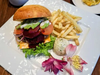 肉厚ジューシー‼贅沢リッチなブリオッシュバーガー（スープお代わりOK)