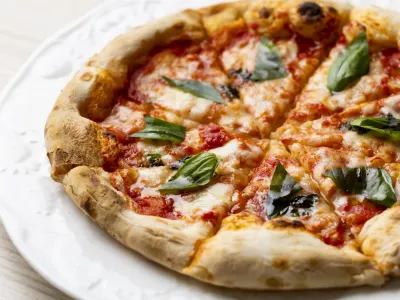 フレッシュバジルのクリスピーマルゲリータ　Crispy Margherita with Fresh Basil 