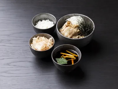 肉汁つけ辛味蕎麦「豚」鶏そぼろ小飯セット