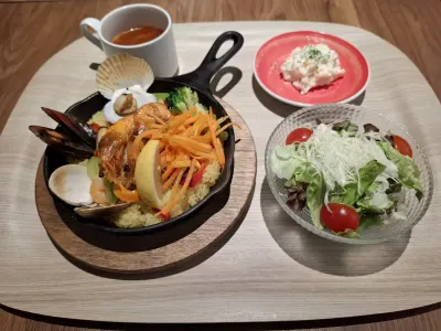 地中海パエリアとサラダとタパス＆スープセット（スープお代わりOK）