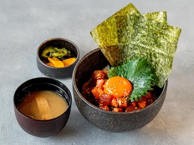 海鮮二種の海鮮丼　ユッケ仕立て