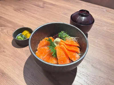 海鮮漬けサーモン丼