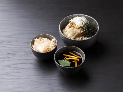 ”名物”　「とろける」かつお節　肉汁辛みつけ蕎麦　「豚」