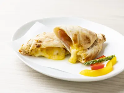 ベーコンチーズカルツォーネ Calzone