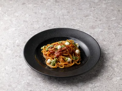 モッツァレラチーズとバジルのトマトソーススパゲッティ
