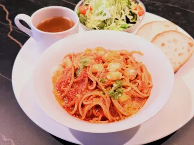 モッツアレラチーズとバジルのトマトソーススパゲッティ（大盛り無料、パン＆スープお代わりOK）