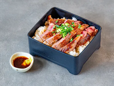 黒毛和牛特選ステーキ重-わさびソース添え-（伊江島黒毛和牛緋桜肉）