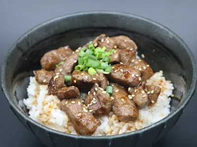 黒毛和牛 角切り丼（伊江島黒毛和牛緋桜肉）
