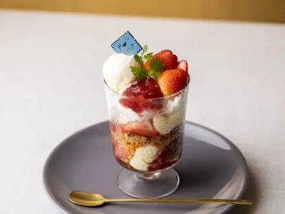 フルーツテーブルのたっぷり苺パフェ
