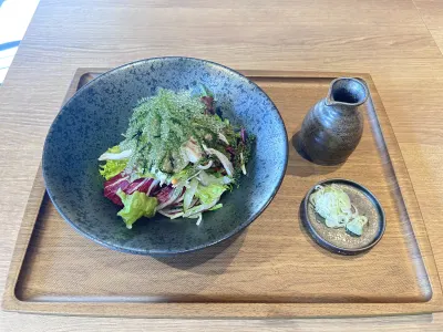 石臼超粗挽き　ぶっかけ　海ぶどう蕎麦