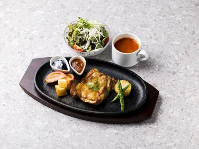 やわらか特製チキンソテープレート（ライスorパン＆スープお代わりOK）