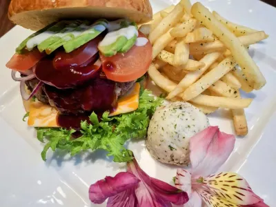 肉厚ジューシー‼贅沢リッチなブリオッシュバーガー
