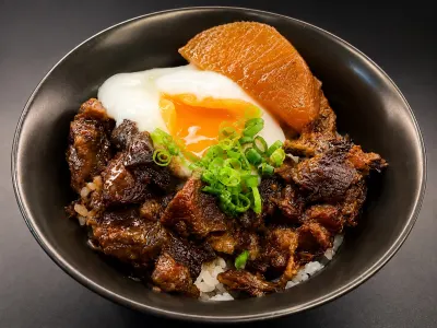 伊江島和牛のとろ玉牛すじ煮込み丼
