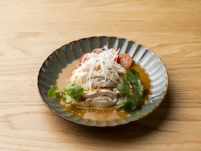 　前菜　蒸し鶏の辛味胡麻ソースかけ「棒々鶏」