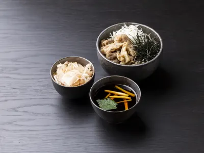 ”名物”　「とろける」かつお節　肉汁辛みつけ蕎麦　「牛」