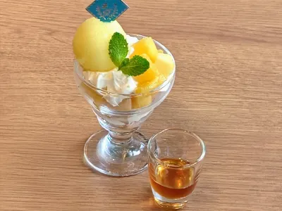 はなみつをまとう初夏のパフェ