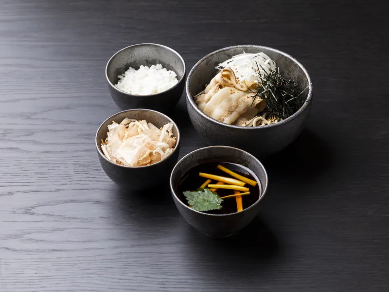 肉汁つけ辛味蕎麦「豚」鶏そぼろ小飯セット