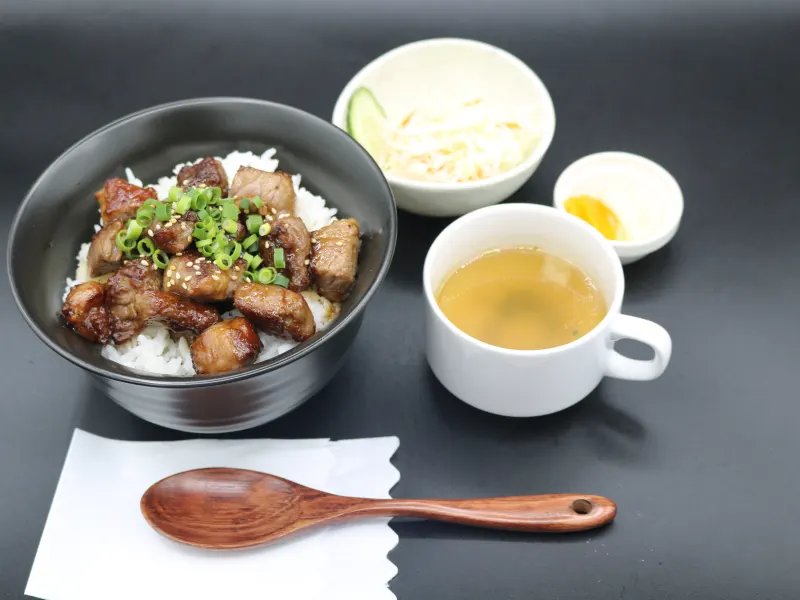 黒毛和牛 角切り丼セット（伊江島黒毛和牛緋桜肉）